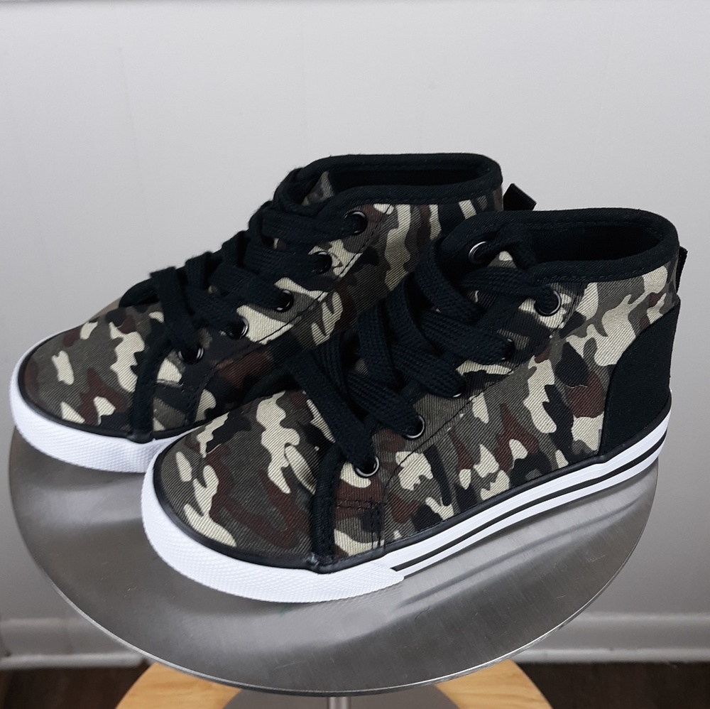 Boys Camo shoes NWOT size 11